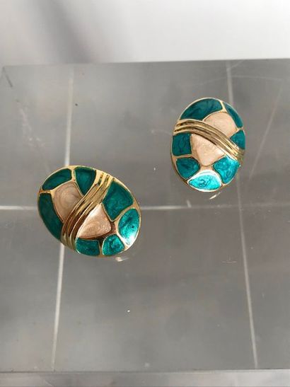 null Paire de clips d'oreilles ovales en métal doré, émail turquoise et nacre - circa...