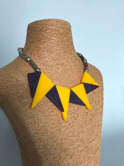 null Collier ras de cou en métal chromé et triangles de plexiglas jaune et violet,...