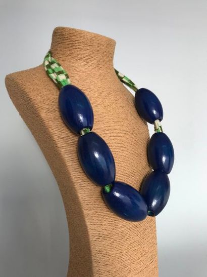 null Collier ruban blanc et vert orné de 6 perles olive de bois peint bleu - Longueur...
