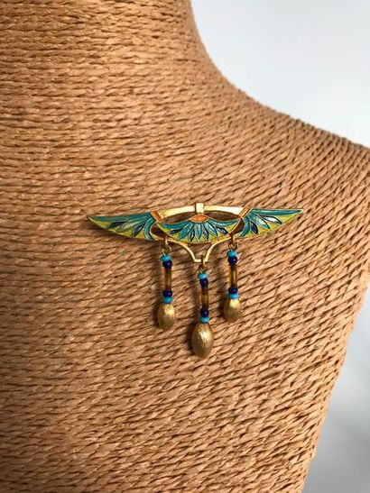 null Broche de style néo égyptien en métal doré émaux polychromes et perles de verre...