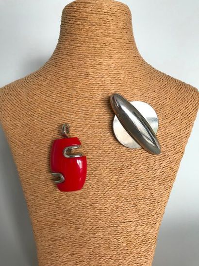 null Lot comprenant 1 broche et 1 pendentif en métal chromé et résine rouge modernistes,...