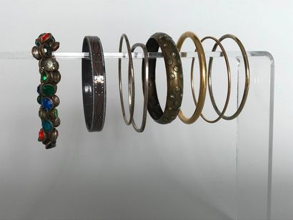 null Lot de 7 Bracelets jonc en métal 

On y joint un Bracelet souple en laiton et...