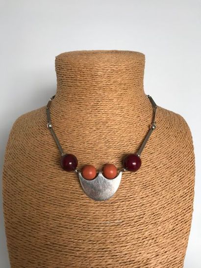 null Collier moderniste en métal chromé et perles de bois, circa 70 - Longueur :...