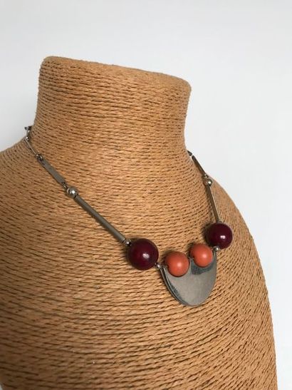 null Collier moderniste en métal chromé et perles de bois, circa 70 - Longueur :...