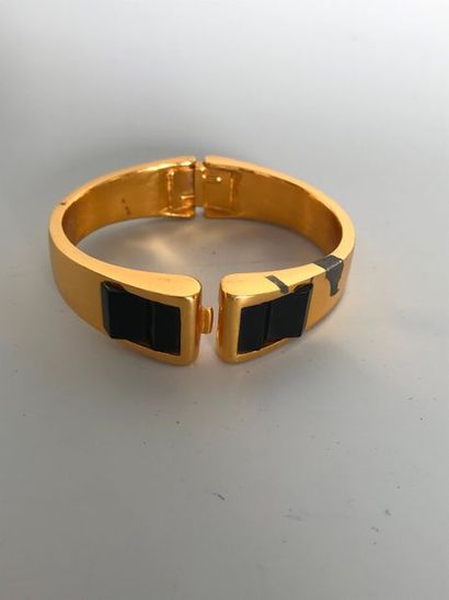 null PACO RABANNE 

Bracelet ouvrant en métal doré et bakélite noire - Largeur :...