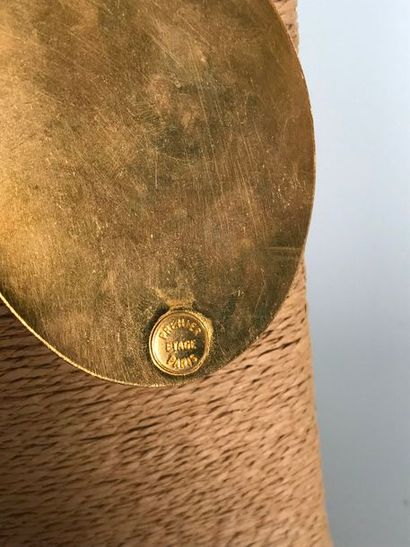 null PREMIER ETAGE 

Sautoir en métal doré et pendentif ovale orné d'une boule nickelée...
