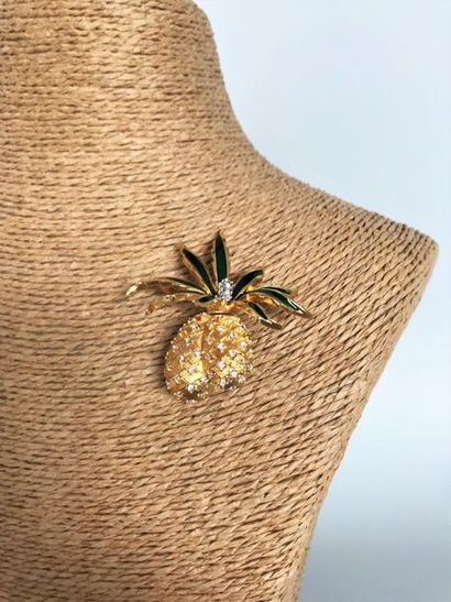 null CARVEN Paris 

Broche Ananas en métal doré, émail vert et strass - Hauteur :...