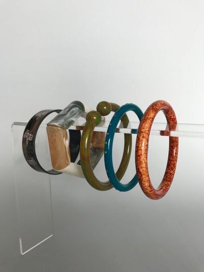 null Lot de 5 bracelets jonc et articulé en plastique et métal