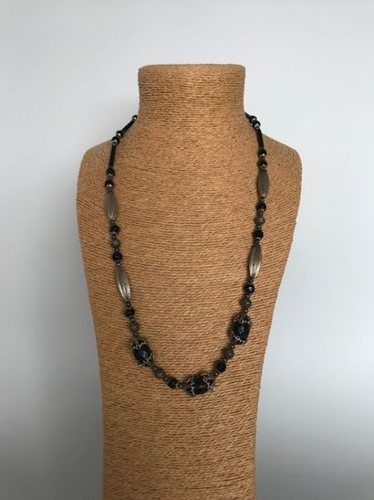 null Collier d'inspiration 1930 en métal argenté et perles de verre noir - Longueur...