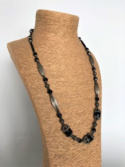 null Collier d'inspiration 1930 en métal argenté et perles de verre noir - Longueur...