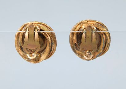 null CHANEL Made in France

Paire de clips d'oreilles en métal doré torsadé et perle...