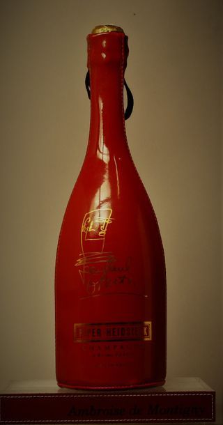 null 1 bouteille CHAMPAGNE PIPER HEIDSIECK "Cuvée pour l'an 2000" 

Bouteille habillé...