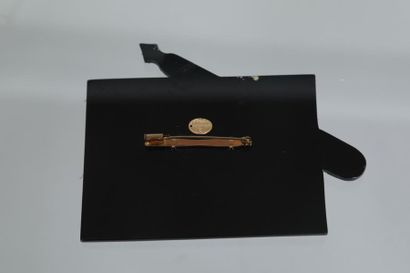 null LESAGE Paris
Broche enveloppe en bakélite noire et strass. 9 x 11,5 cm (cassée...