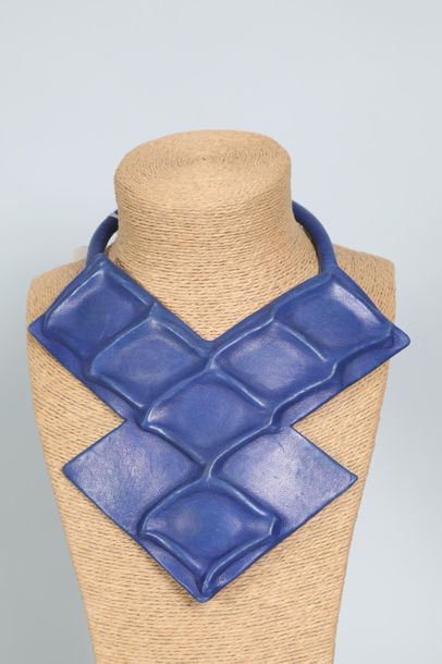 null PIERRE CARDIN 

Collier plastron flèche en cuir bleu roi à pression circa 80,...