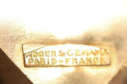 null ROGER SCEMAMA Paris 

Collier à 3 brins à motifs et pendant en métal doré orné...