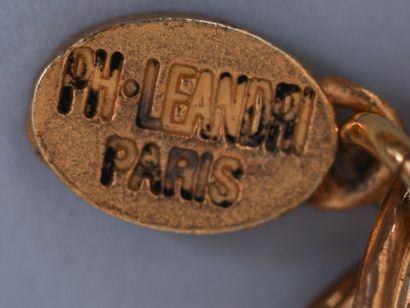 null PHILIPPE LEANDRI Paris 

Sautoir en métal doré perles nacrées et strass - Longueur...