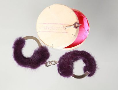 null IRINA VOLKONSKI

Bracelet menottes en métal chromé fourrure violette et strass...