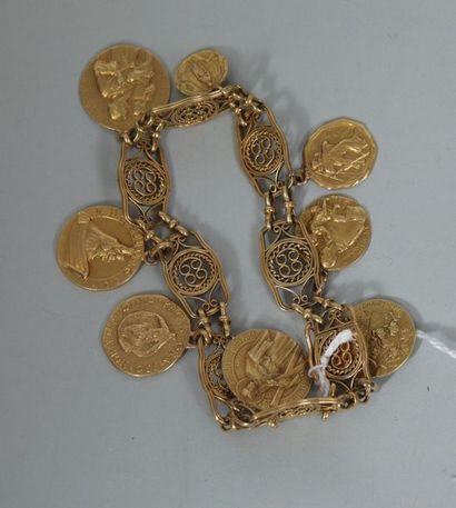 null Bracelet filigranné en or 750 millièmes ornée de 8 médailles religieuses. Poids...