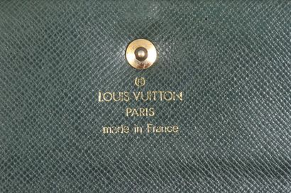 null LOUIS VUITTON Paris Made in France

Porte feuille porte cartes en cuir vert...