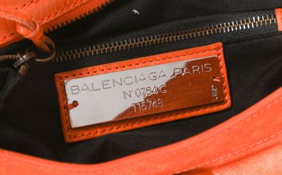 null BALENCIAGA Paris 

Sac « Classic Vélo » 38cm en cuir orange, fermeture éclair...