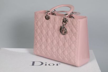 null CHRISTIAN DIOR Paris Made in Italy

Sac "Lady Dior " 32 cm en cuir vernis rose...