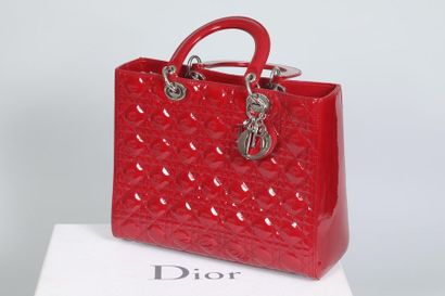 null CHRISTIAN DIOR Paris Made in Italy

Sac "Lady Dior " 32 cm en cuir vernis rouge...