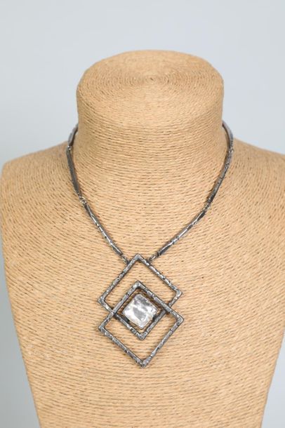 null JACQUES GAUTIER (1924-2004)

Collier barettes à double motif losangique en métal...