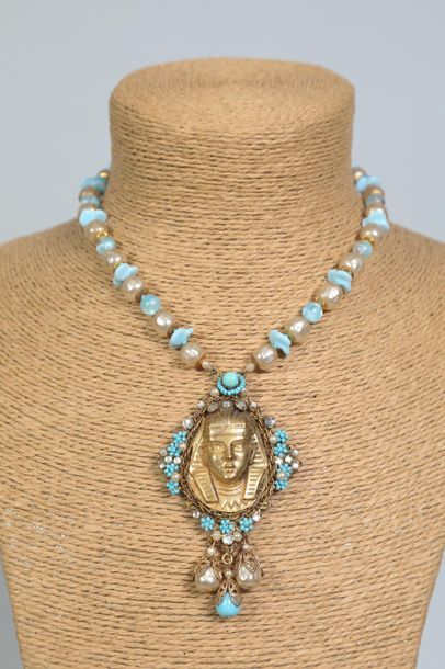 null MIRIAM HASKELL 

Collier de 2 rangs de perles nacrées et de verre bleu à pendentif...