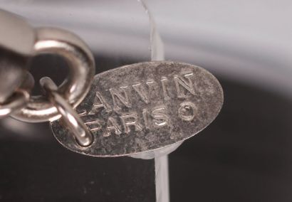 null LANVIN Paris

Collier en métal nickelé à maille tubulaire et pendentif géométrique...