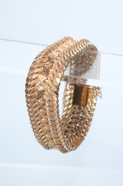 Large bracelet en or 750 millièmes à décor...