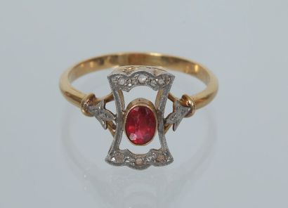 null Bague en or 750 millièmes ornée d'une pierre rouge et imitation. Poids brut...