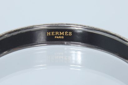 null HERMES Paris Made in Autria

Bracelet en métal argenté émaillé jaune et beige...