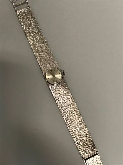 null SAINT LEU
Bracelet montre de dame en or gris 750 millièmes - Poids brut 38,1g...