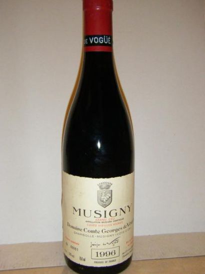 null 1 bouteille MUSIGNY - COMTE DE VOGÜE 1996 Etiquette légèrement tachée et légèrement...