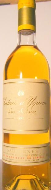 null 1 bouteille YQUEM 1986 Niveau légèrement bas. Level very top shoulder.