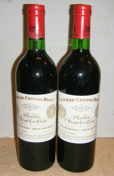 null 2 bouteilles CHEVAL BLANC 1976 Etiquettes légèrement tachées ; niveau bas goulot....
