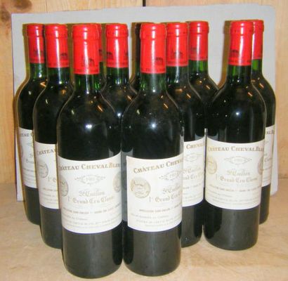 null 11 bouteilles CHEVAL BLANC 1981 Etiquettes très légèrement tachées, une légèrement...