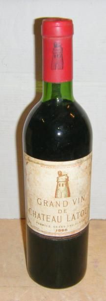 null 1 bouteille LATOUR1966 Etiquette tachée ; niveau : légèrement bas. Label stained...