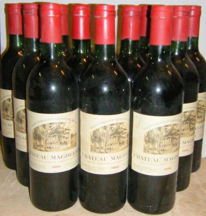 null 8 bouteilles MAGDALEINE 1982 Etiquettes légèrement tachées ; niveau : bas goulot....