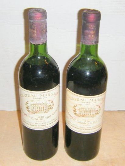 null 2 bouteilles MARGAUX 1970 1 étiquette tachée ; niveaux : mi-épaule et basse...