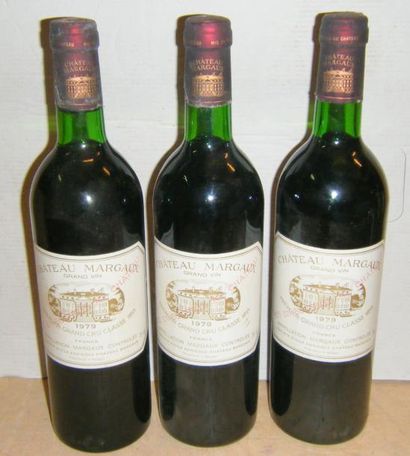 null 3 bouteilles MARGAUX 1979 Etiquettes très légèrement tachée ; niveaux bas goulot....