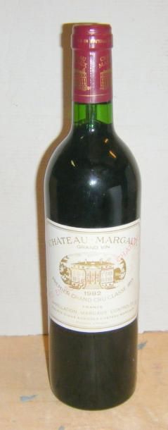 null 1 bouteille MARGAUX 1982 Etiquette tachée ; niveau très légèrement bas ; capsule...