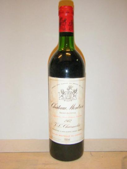 null 1 bouteille MONTROSE 1982 Etiquette tachée ; niveau haute épaule plus. Label...