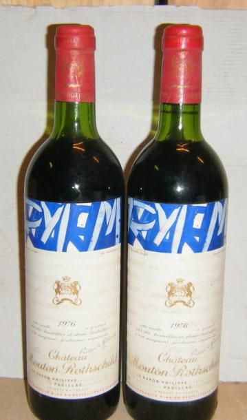null 2 bouteilles MOUTON ROTHSCHILD 1976 Etiquettes marquées ; niveau légèrement...