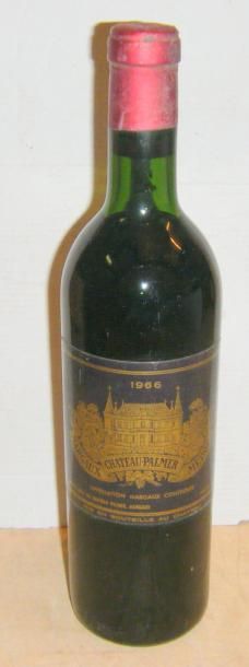 null 1 bouteille PALMER 1966 Niveau légèrement bas. Level very top shoulder.