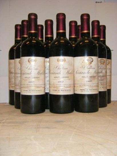 null 12 bouteilles SOCIANDO MALLET 1997 Caisse bois d'origine ; étiquettes tachées...
