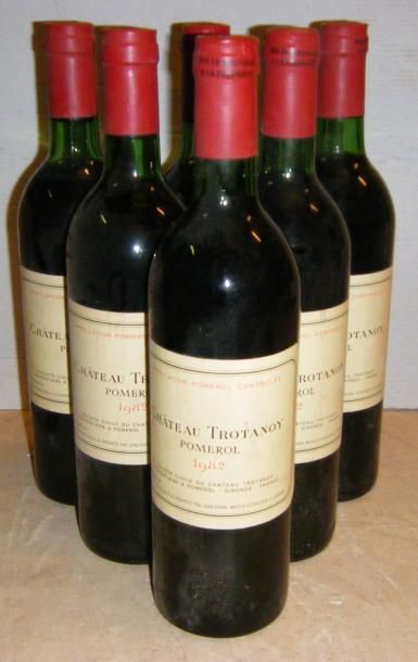 null 6 bouteilles TROTANOY 1982 Etiquettes légèrement tachées ; niveaux : trois bas...