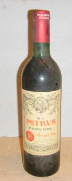 null 1 bouteille PETRUS 1971 Bas goulot. Low neck.