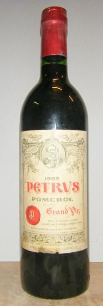 null 1 bouteille PETRUS 1982 Etiquette, légèrement abîmée, sale. Label damaged.