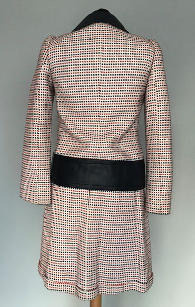 null MARIE FRANCOISE ARNAUD Paris Diffusion

Tailleur en lainage blanc à damier rouge...